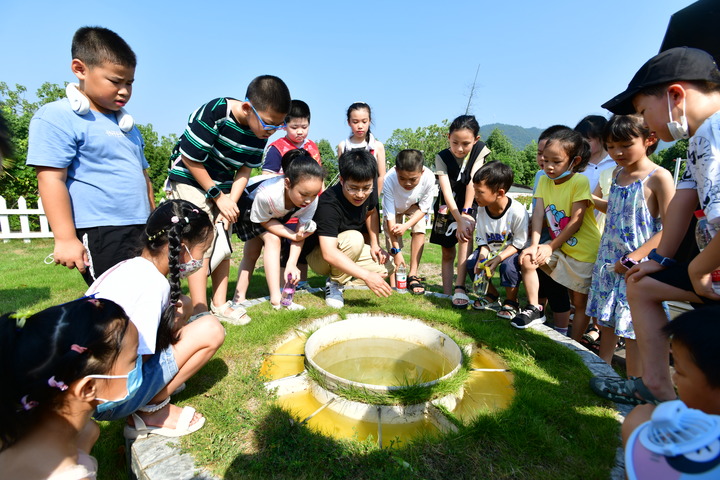 走進自然 感知世界：浙江中小學(xué)生暑期生活豐富多彩