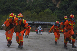 搶救生命 全力救災——解放軍和武警部隊支援四川地震72小時直擊