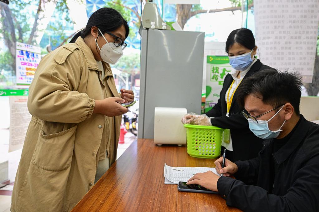 新華全媒+丨海口免費發放退燒藥等藥品7萬余粒