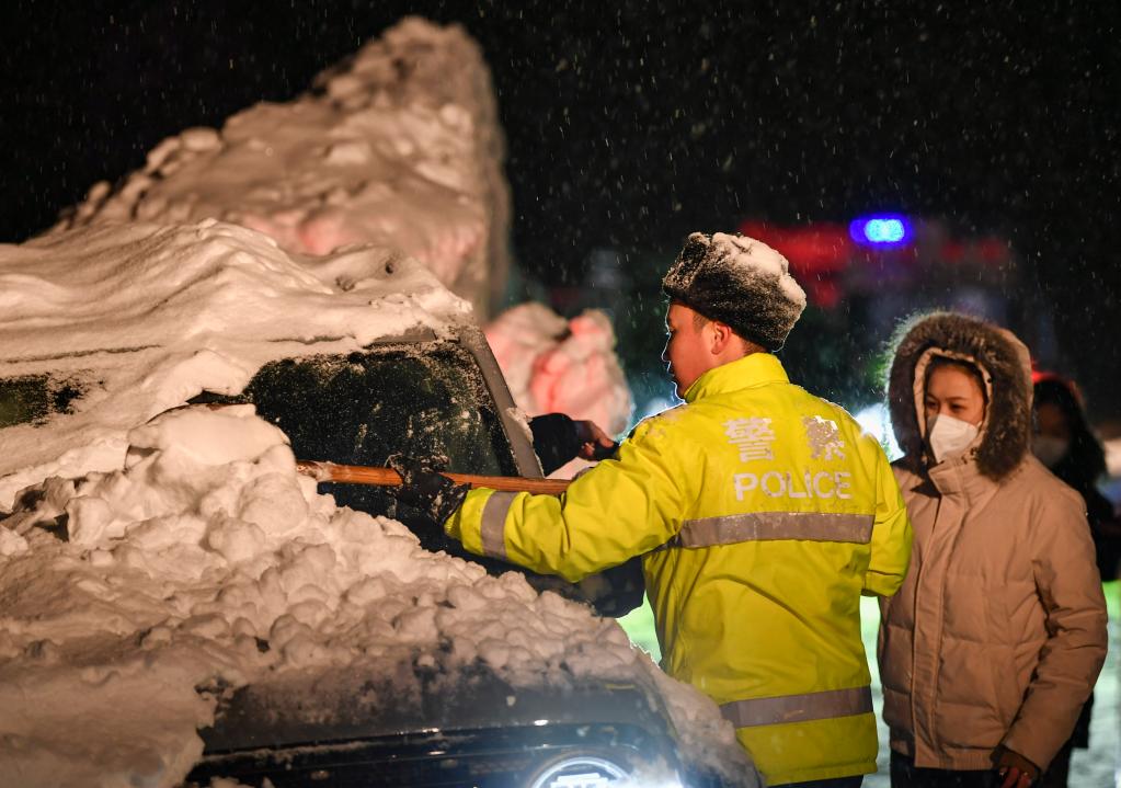 新華全媒+·新春走基層丨“熒光綠”溫暖山村風雪路