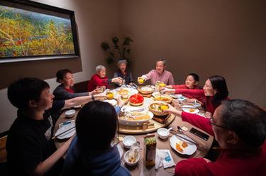 新華全媒+丨天南地北年夜飯