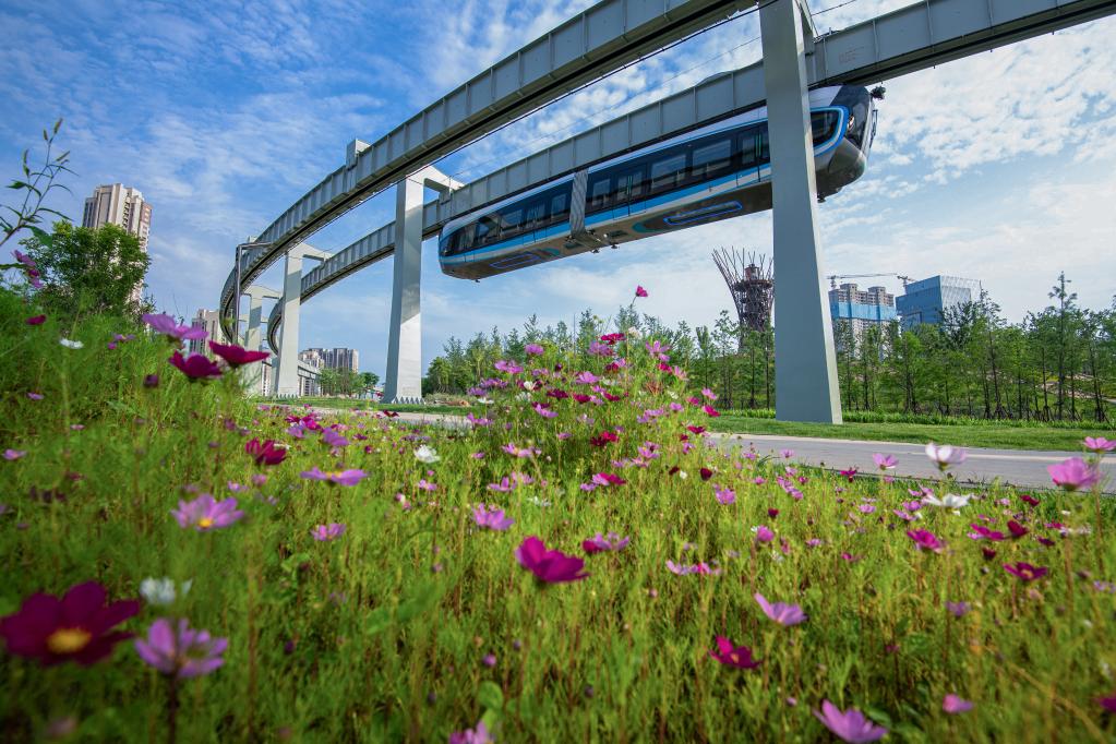 新華全媒+丨駛向未來！“光谷光子號(hào)”空軌建成試跑