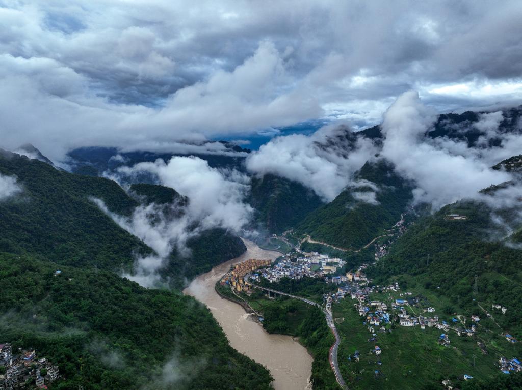 新華全媒+丨國道之行 從雪山奔向大海丨怒江，霧江