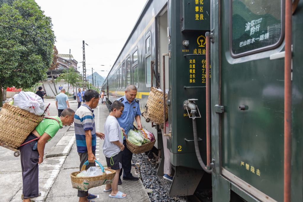 逛集市、賞非遺——特色“小慢車”豐富旅客出行體驗