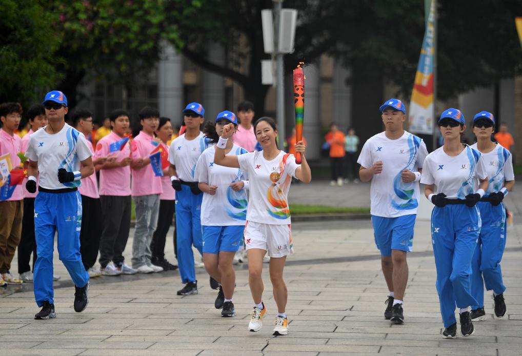 新華全媒+丨成都大運會火炬在西南財經大學（柳林校區）傳遞