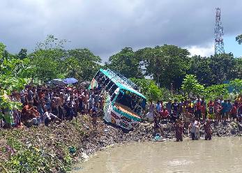 孟加拉國一客車落水致17人死亡