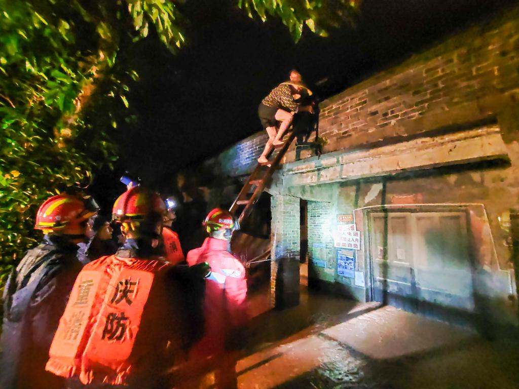 重慶13個區縣遭遇暴雨 12條河流出現超警戒水位洪水