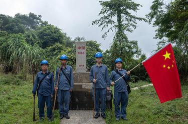 國道之行 從雪山奔向大海｜49年，他們帶著國旗走了25萬公里