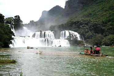 中越德天（板約）瀑布跨境旅游合作區啟動試運營