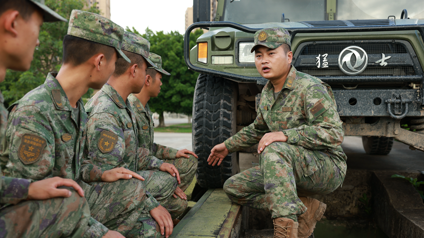 馳騁向戰的鐵騎尖兵——記“最美新時代革命軍人”向躍東