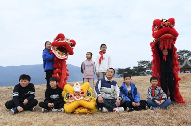 江南古鎮的“雄獅少年”