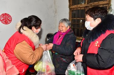 南昌：雨雪天“暖心服務隊”在行動